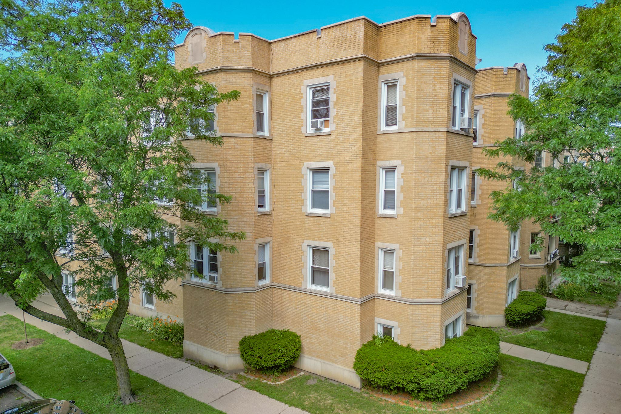 Off-Market Sale of Classic 12-Unit Multifamily Building in West Rogers Park